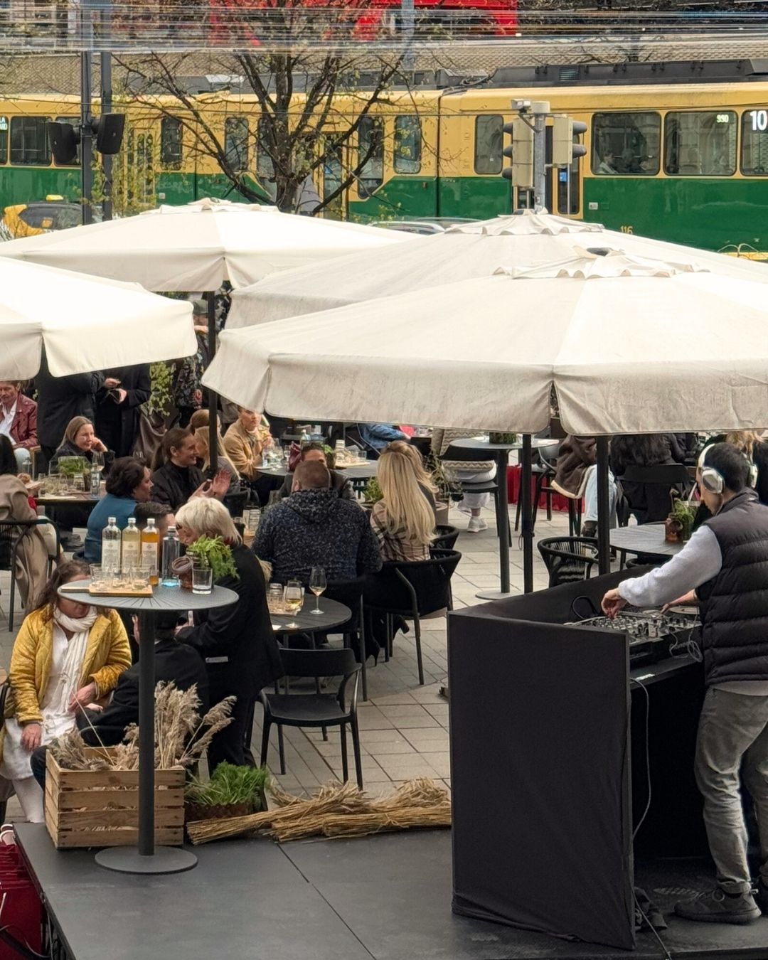 Weekend mood, elevated.
Join us at Hansa Café Bar this Friday and Saturday as our DJ sets the tone for a stylish evening – and if the weather allows, the terrace awaits under the open sky ☀️🍸
Good music, great drinks, and the best company – cheers to the weekend!
#HansaCafeBar #NHCollectionHelsinkiGrandHansa #WeekendVibes #TerraceSeason #HelsinkiNights #CityStyle