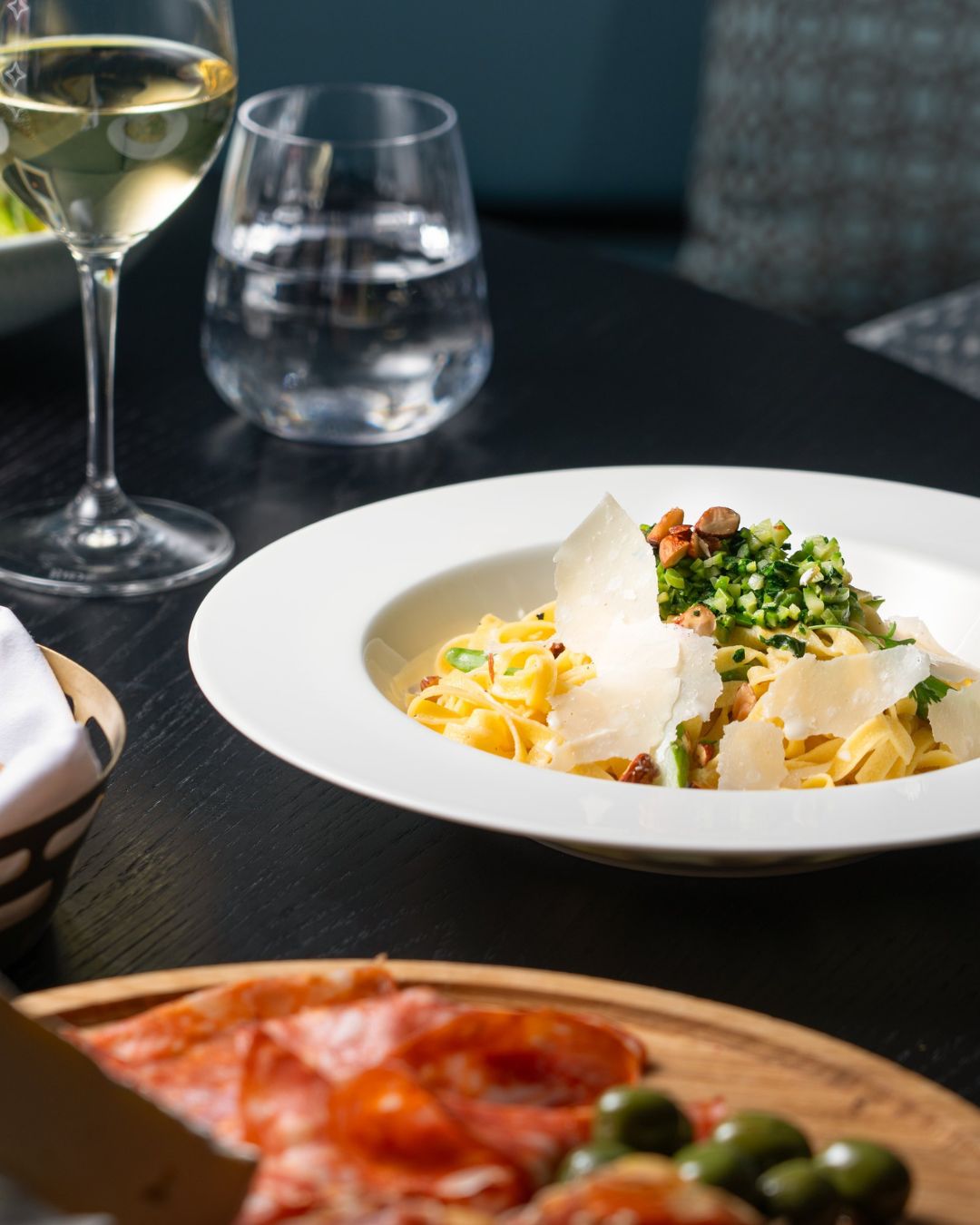 Feeling hungry? 🍝
Hansa Café Bar is calling – lunch is served from 11am to 4pm
…and when the weather allows, our terrace is the place to be! ☀
#HansaCafeBar #NHCollectionHelsinkiGrandHansa #HansaMoments #LunchInHelsinki #TerraceVibes #HelsinkiEats
