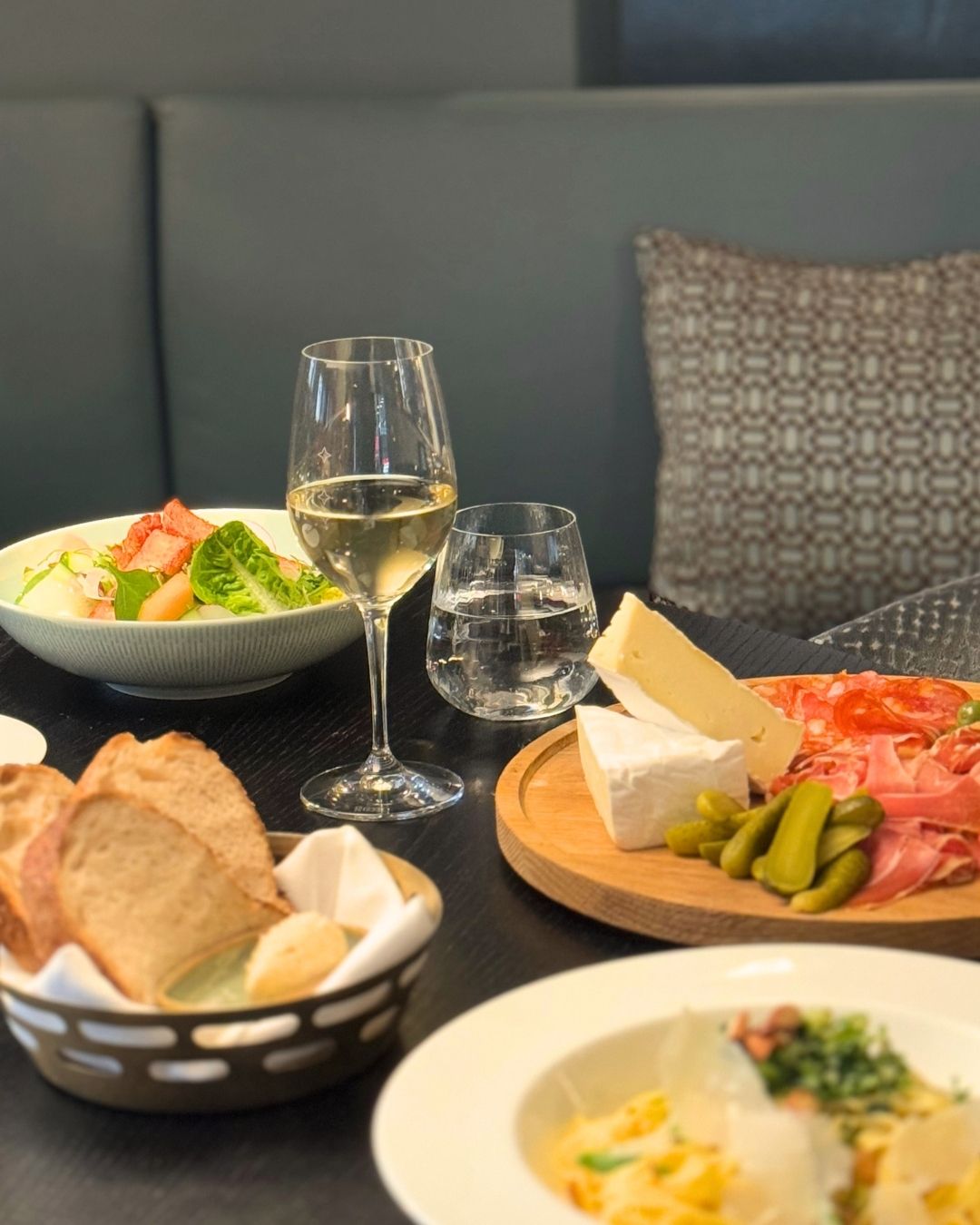 Welcome to lunch daily from 11 AM to 4 PM – enjoy summery flavours, and when the weather allows, our terrace is open too! ☀
#HansaCaféBar #NHCollectionHelsinkiGrandHansa #HelsinkiRestaurants #LunchHelsinki #Summer