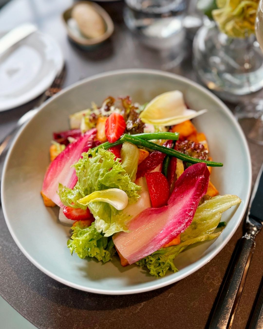 Come taste the flavours of summer at Hansa Café Bar ☀️
Fresh, seasonal and always delicious — our kitchen serves up summery delights every day from 11am to 10pm. Drop in for lunch, a light bite or something sweet and savoury with a glass of something cold. 🍓🍽️🍷
#NHCollectionHelsinkiGrandHansa #HansaCaféBar #HelsinkiRestaurans #LunchHelsinki #HelsinkiEats