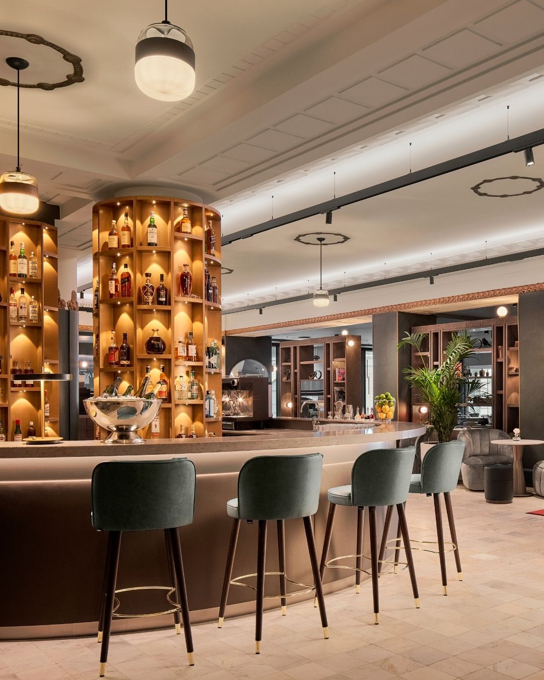 Happy Friday!
Join us at the bar to enjoy classic cocktails 🍸
#NHCollectionHelsinkiGrandHansa #Kupoli #HelsinkiCocktails #ClassicCocktails #FridayVibes #ElegantEvening #CocktailBar #NHCollection #HelsinkiNightlife